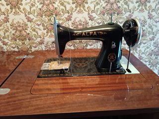 Máquina de coser Alfa antigua