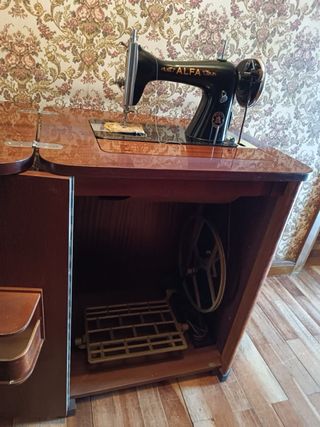 Máquina de coser Alfa antigua