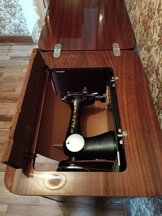 Máquina de coser Alfa antigua
