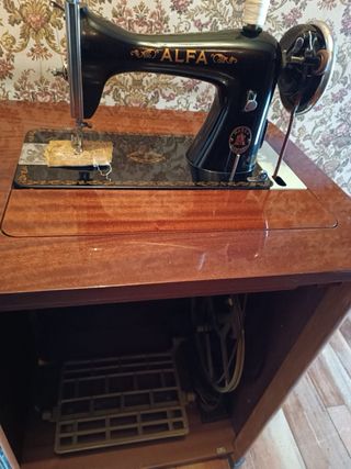 Máquina de coser Alfa antigua