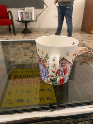 Tazza da collezione con decorazioni