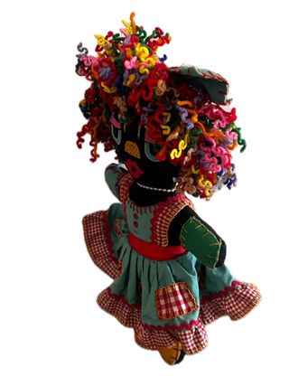 Muñeca de trapo artesanal multicolor