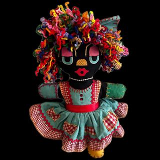 Muñeca de trapo artesanal multicolor