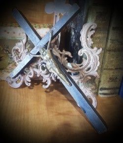 Antiguo Crucifijo de bronce o latón y madera