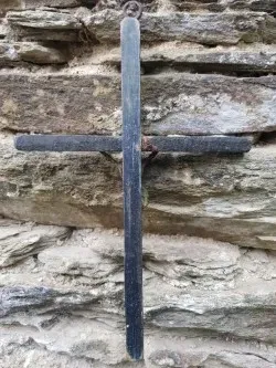 Antiguo Crucifijo de bronce o latón y madera