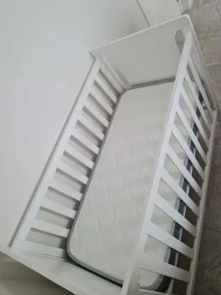 Cuna de madera blanca casi sin uso