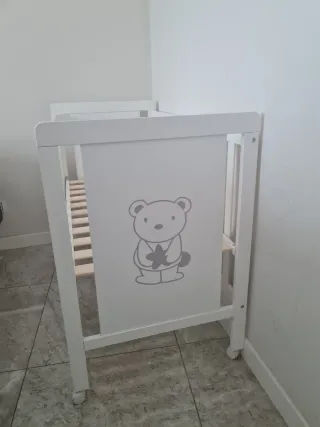 Cuna de madera blanca casi sin uso