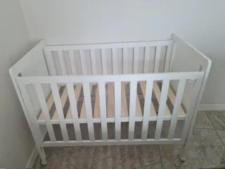 Cuna de madera blanca casi sin uso