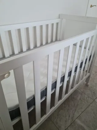 Cuna de madera blanca casi sin uso