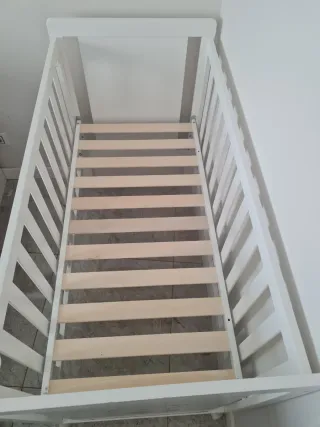 Cuna de madera blanca casi sin uso