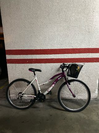 Bicicleta de paseo morada/blanca con cesta y casco