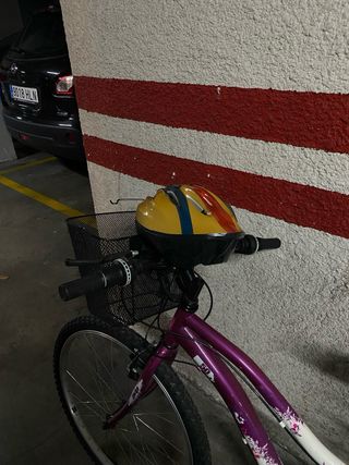 Bicicleta de paseo morada/blanca con cesta y casco