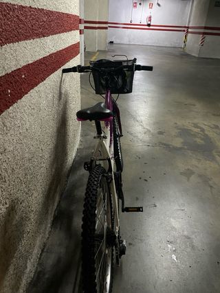 Bicicleta de paseo morada/blanca con cesta y casco