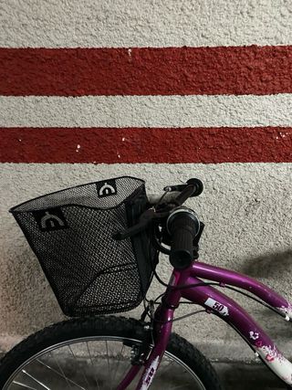 Bicicleta de paseo morada/blanca con cesta y casco