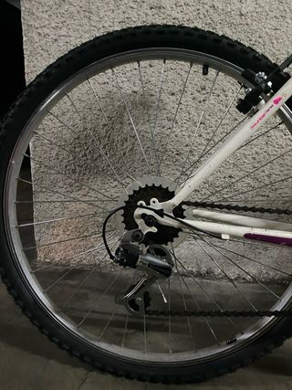 Bicicleta de paseo morada/blanca con cesta y casco