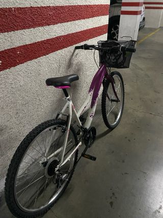 Bicicleta de paseo morada/blanca con cesta y casco