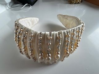 Diadema de Raso y Perlas ideal para tocado de boda