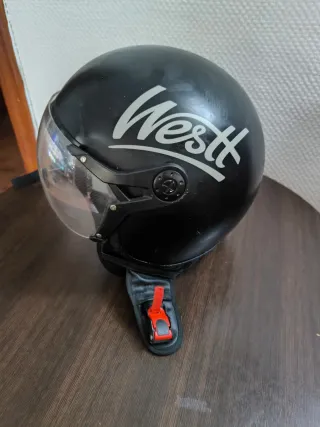 Casco de moto negro con visera