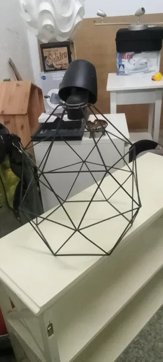 Lámpara de metal negra geométrica