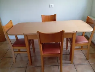 Mesa de cocina extensible y 4 sillas.
