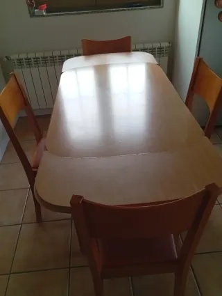 Mesa de cocina extensible y 4 sillas.