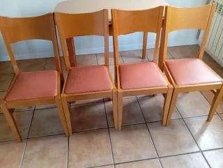 Mesa de cocina extensible y 4 sillas.