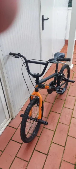 Bicicleta BMX Negra y Naranja