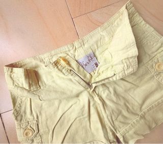 Pantalones cortos de lino amarillos de mujer