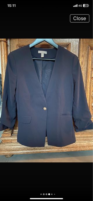 Blazer marino  elegante y atado botín dorado