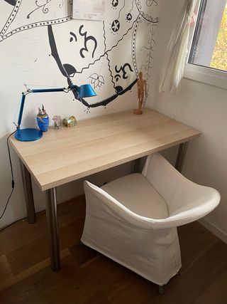 Tavolo da scrivania in legno chiaro con gambe in acciaio inox