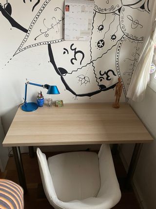 Tavolo da scrivania in legno chiaro con gambe in acciaio inox