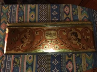 Caja antigua decorada