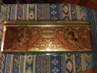 Caja antigua decorada