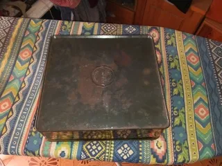 Caja antigua decorada