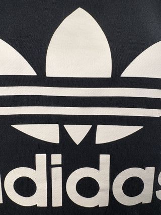 Sudadera Adidas con capucha negra