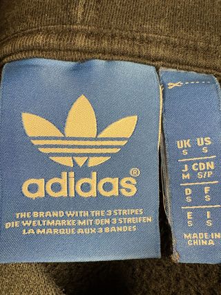 Sudadera Adidas con capucha negra