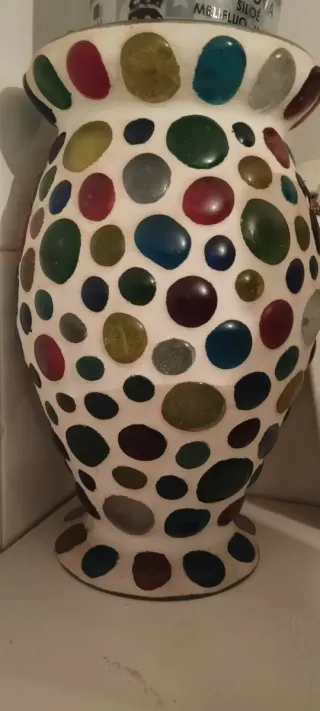 Jarrón de piedra con incrustaciones de colores