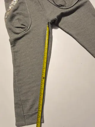 Pantalón chándal gris con lentejuelas doradas