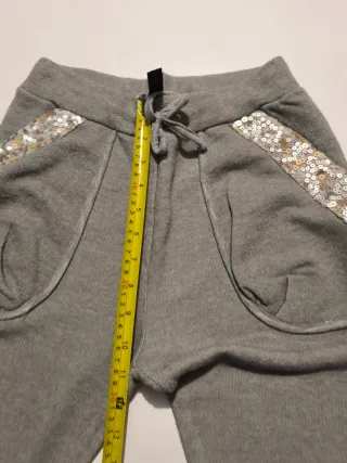 Pantalón chándal gris con lentejuelas doradas