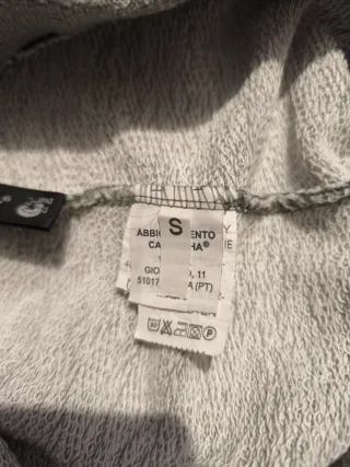 Pantalón chándal gris con lentejuelas doradas