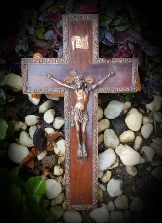 Antiguo Crucifijo de pared de cobre y madera