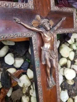 Antiguo Crucifijo de pared de cobre y madera