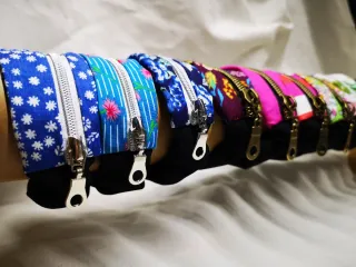 Pulsera Monedero Artesanal de Tela con Cremallera