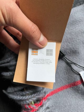 Burberry bufanda Gris y Rojo