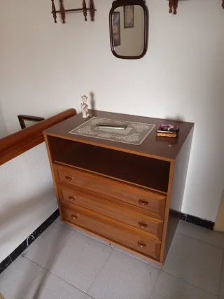 Cómoda de madera marrón