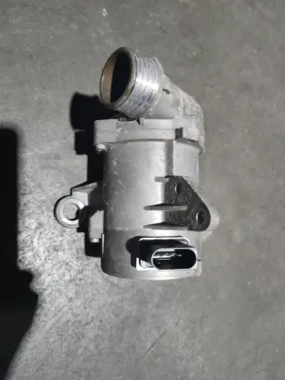 Bomba de agua eléctrica BMW 7586928