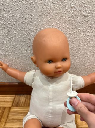 Muñeco bebé con ropa y chupete