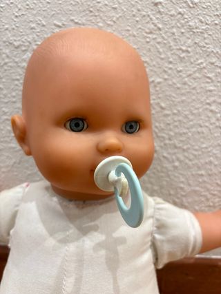 Muñeco bebé con ropa y chupete