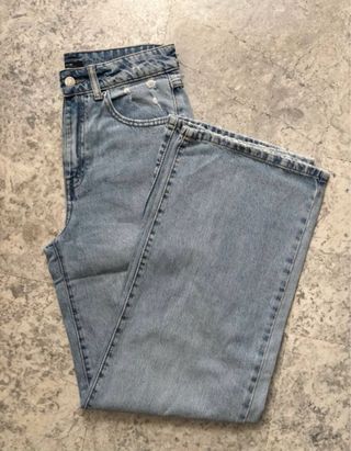 Vaqueros rectos desgastados