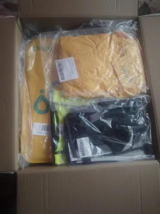 Mochila Glovo y chubasquero amarillo